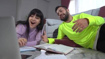 travailler sur le projet. équipe de jeunes étudiants universitaires travaillant en regardant un ordinateur portable. réussir ensemble. esprit d'équipe. argumenter sur un sujet. revue de projet. video