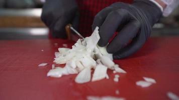 picar cebollas. la cabeza del chef corta cebollas profesionalmente. video