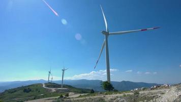 turbinas de viento. turbinas de viento girando en la cima de las montañas. generación de energía eléctrica. video