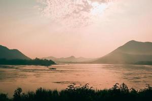 chiang khan loei tailandia paisaje casa de madera junto al río con puesta de sol en el tiempo de la tarde en el casco antiguo de chaing khan loei tailandia foto