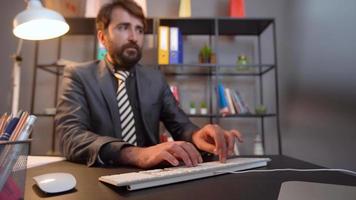 homme d'affaires travaillant au bureau au bureau. travailler sur ordinateur à l'aide de la souris du clavier. video