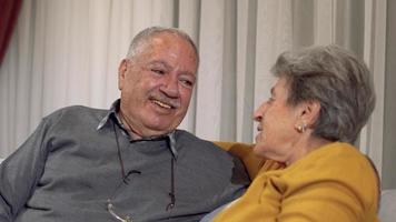 tittar hoppfullt på varandra. porträtt av gamla man och hustru som älskar varandra väldigt mycket. video