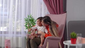 a mãe ama seu bebê. a mãe ama seu bebê e o bebê está rindo. video