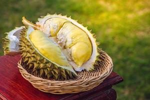 durian madurado y fresco, cáscara de durian con color amarillo sobre mesa de madera. foto