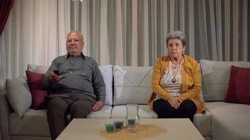 älteres Ehepaar vor dem Fernseher. älterer ehemann und ehefrau verbringen zeit zu hause. ältere Staaten.