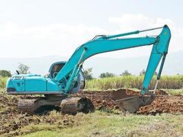 Excavadora cargadora de ruedas y basculante volquete. foto