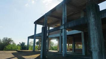 un edificio abandonado debido a una construcción fallida. foto