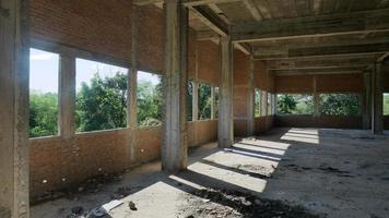 un edificio abandonado debido a una construcción fallida. foto