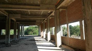 un edificio abandonado debido a una construcción fallida. foto