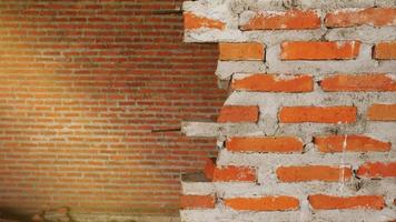 primer plano de los escombros de un edificio industrial que se derrumba en un montón de hormigón y ladrillo. y los escombros irregulares causados por la falla de los ingenieros en la construcción abandonada. foto