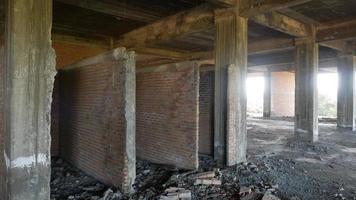 un edificio abandonado debido a una construcción fallida. foto