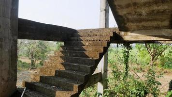 un edificio abandonado debido a una construcción fallida. foto