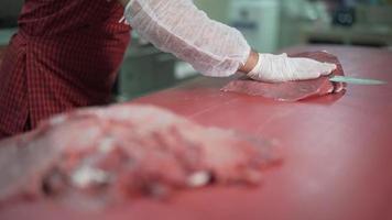 a tampa corta a carne. vitela. açougueiro que corta a carne da perna de vitela. video