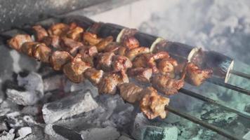 brochetas de carne a la parrilla. la carne se cocina al carbón. brocheta de carne video