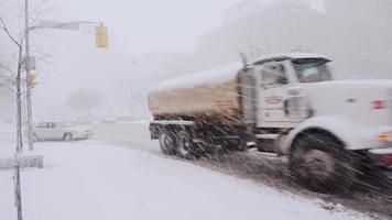 camion e automobili in una bufera di neve di una città urbana video