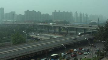 verkehr auf verschmutzten autobahnen in peking. video