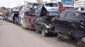 auto rottamate, auto incidentate. auto rottami sono utilizzati per il riciclaggio e pezzi di ricambio di seconda mano. mucchio di veicoli di scarto. video
