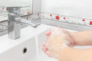 ambas manos se lavan las manos en el fregadero.concepto de higiene. foto