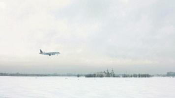 avião expresso pousando no aeroporto no inverno com neve