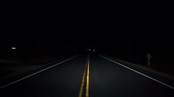 conduciendo por una carretera rural oscura y retorcida en un lapso de tiempo nocturno video