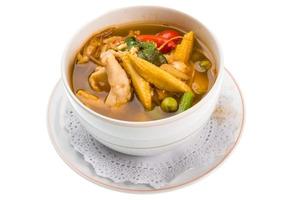 sopa tailandesa picante de pollo y maíz foto