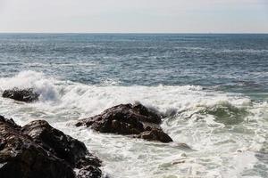 olas rompiendo en la costa portuguesa foto