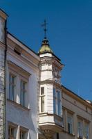 hermosa fachada de la casa de la ciudad vieja en cracovia, polonia foto