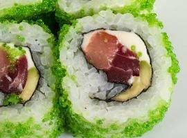 tobiko sushi maki picante foto