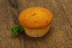 muffin dulce y sabroso servido con menta foto