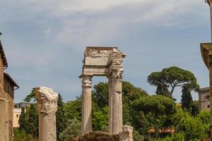 ruinas por teatro di marcello, roma - italia foto