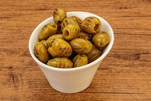 aceitunas verdes a la parrilla en el bol foto