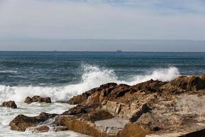 olas rompiendo en la costa portuguesa foto