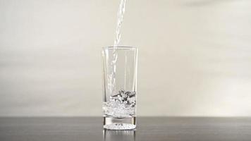 Wasser in ein Glas gießen, bis es überläuft video