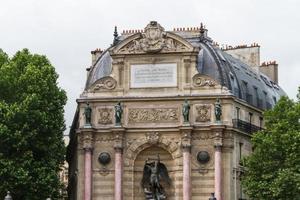 hermosa fuente de san miguel en paris foto