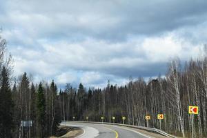 carretera entre la taiga en el este de siberia foto