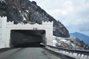 un túnel en las montañas nevadas foto