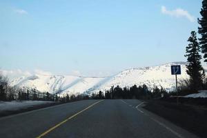 carretera entre la taiga en el este de siberia foto