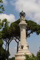 pequeño faro entre los árboles en roma, italia foto