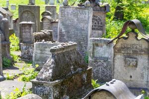 el cementerio remuh en cracovia, polonia, es un cementerio judío establecido en 1535. está ubicado al lado de la sinagoga remuh foto