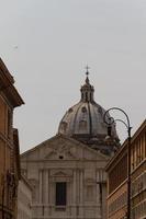 gran iglesia en el centro de roma, italia. foto