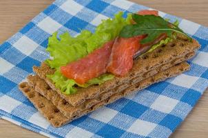 pan tostado con salmón foto