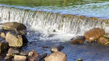 pequena cachoeira desce a montanha em um riacho video