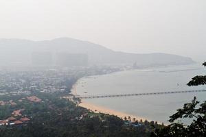 isla de hainan china, vista aérea de la ciudad de sanya foto