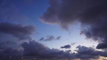 la vista panorámica del cielo del atardecer con las nubes de colores en el cielo foto