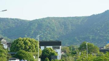 la hermosa vista del pueblo rural chino con los antiguos edificios tradicionales rodeados por el entorno natural foto