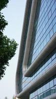 la vista del edificio de oficinas de diseño moderno ubicado en shanghai foto