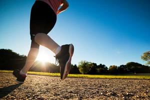 mujer joven en forma hace entrenamiento para correr, trotar