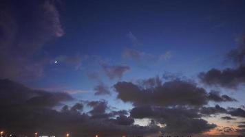 la vista panorámica del cielo del atardecer con las nubes de colores en el cielo foto