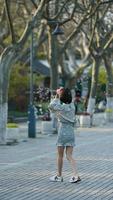 una niña bien vestida juega con las burbujas que soplan en el parque foto