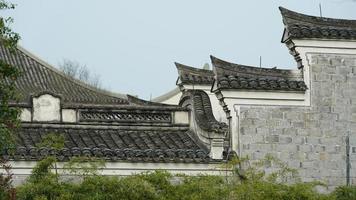 las antiguas arquitecturas chinas hechas por los ladrillos y decoradas con la escultura de ladrillo foto